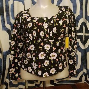 Plus size scoop neck flower top.